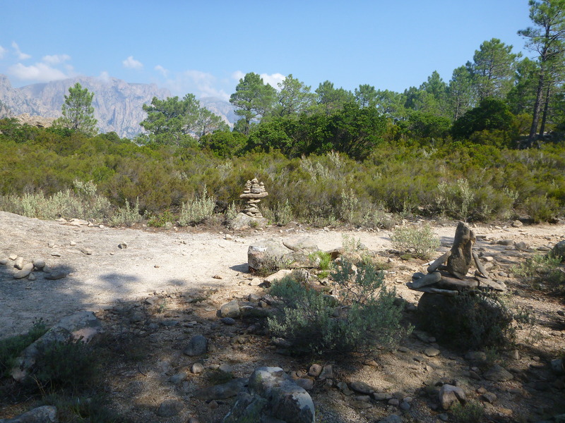 Quelques cairns après le refuge de Paliri