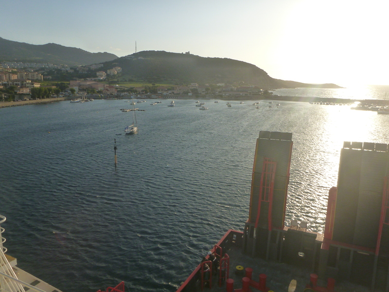 Ferry en direction de Marseille quittant l&rsquo;Île Rousse