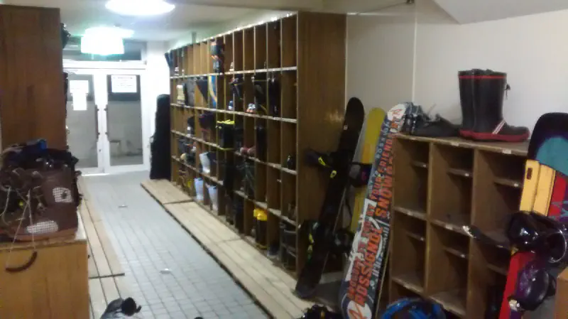 L&rsquo;entrée du dortoir avec ses nombreux snowboards